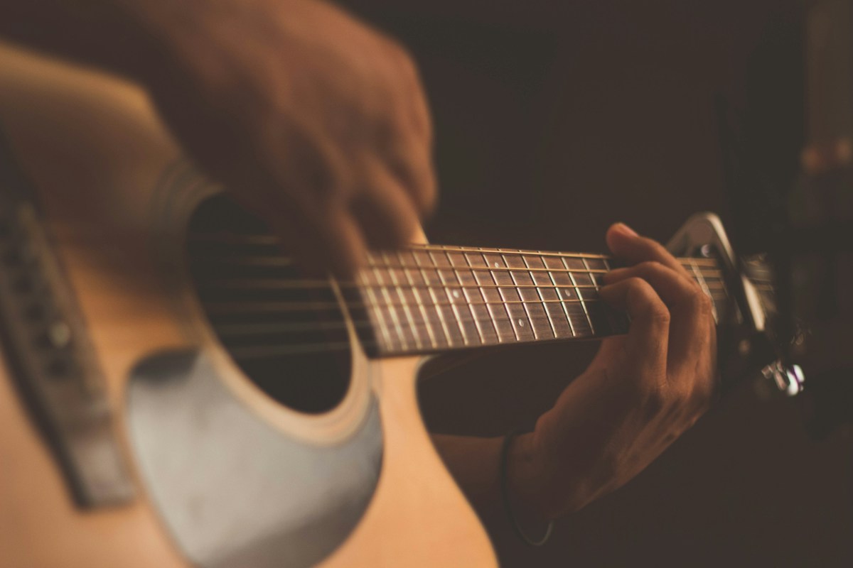 Fotoreferanse: nært utsnitt av en akustisk gitar